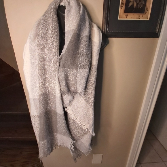 Oversized grey & white Scarf - Picture 12 of 13